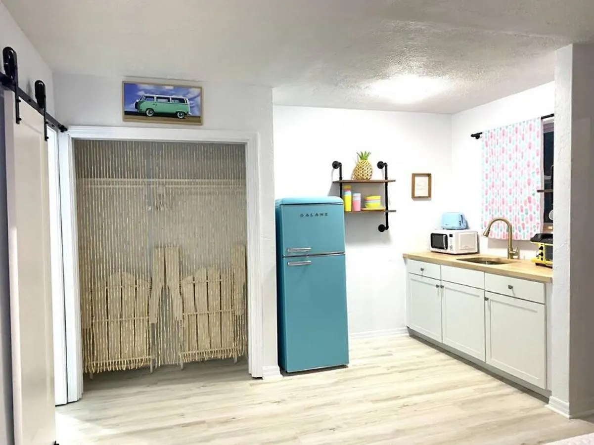 Pineapple Shores Retro Inn 4 Daytona Beach
